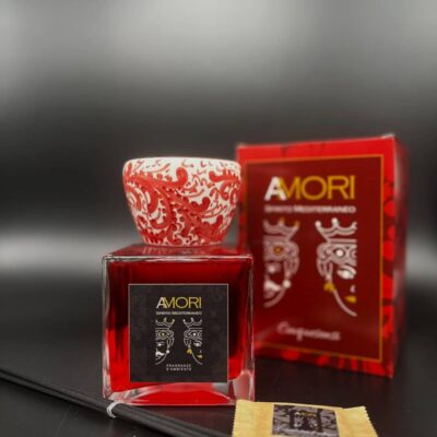 WhatsApp Image 2025-12-16 at 11.28.51 Scatola 5Sensi Fragranza Rosso Etna 500 ml con collare Jonico