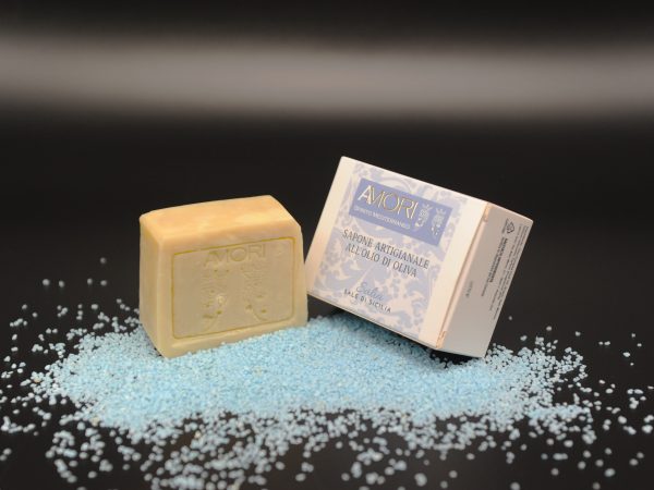 SALI'A  Sapone artigianale all'olio di oliva al profumo di sale marino di Sicilia. Il nostro sapone è fatto secondo un’antica ricetta siciliana del 1800 tramandata di generazione in generazione. Produciamo seguendo il metodo a caldo, per conservare inalterate le proprietà del nostro puro olio di oliva. L’Olivo è il primo albero citato nella storia ed è uno dei più diffusi ed amati in Sicilia. Il suo olio è ricco di acido oleico (circa il 62%), con grandi proprietà nutrienti ed emollienti per la pelle. Il sale marino richiama la purezza del mare, regalando freschezza e benessere. Un gesto semplice, che rispetta la natura e si prende cura di te.