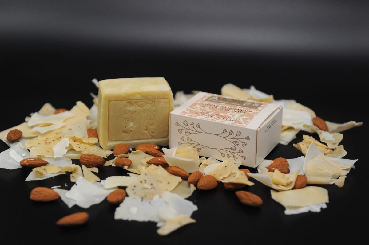sapone artiginale all'olio di oliva al profumo di mandorla DOLCE MENNULA Sapone artigianale all'olio di oliva