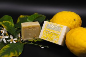 SULI E SCORZA Sapone artigianale all'olio di oliva al profumo di agrumi di Sicilia. Il nostro sapone è fatto secondo un’antica ricetta siciliana del 1800 tramandata di generazione in generazione. Produciamo seguendo il metodo a caldo, per conservare inalterate le proprietà del nostro puro olio di oliva. L’Olivo è il primo albero citato nella storia ed è uno dei più diffusi ed amati in Sicilia. Il suo olio è ricco di acido oleico (circa il 62%), con grandi proprietà nutrienti ed emollienti per la pelle. Le note fresche degli agrumi di Sicilia donano una sensazione di energia e leggerezza. Un gesto semplice, che rispetta la natura e si prende cura di te.