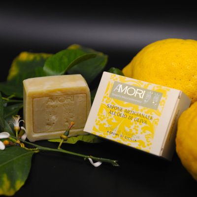 SULI E SCORZA Sapone artigianale all'olio di oliva al profumo di agrumi di Sicilia. SULI E SCORZA Sapone artigianale all'olio di oliva al profumo di agrumi di Sicilia. Il nostro sapone è fatto secondo un’antica ricetta siciliana del 1800 tramandata di generazione in generazione. Produciamo seguendo il metodo a caldo, per conservare inalterate le proprietà del nostro puro olio di oliva. L’Olivo è il primo albero citato nella storia ed è uno dei più diffusi ed amati in Sicilia. Il suo olio è ricco di acido oleico (circa il 62%), con grandi proprietà nutrienti ed emollienti per la pelle. Le note fresche degli agrumi di Sicilia donano una sensazione di energia e leggerezza. Un gesto semplice, che rispetta la natura e si prende cura di te.