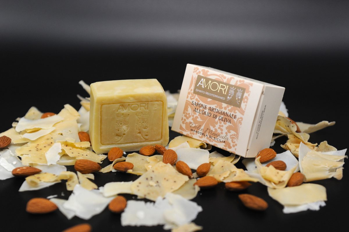 sapone e scatola artiginale alla mandorla DOLCE MENNULA Sapone artigianale all'olio di oliva al profumo di mandorla di Sicilia.