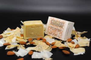 DOLCE MENNULA  Sapone artigianale all'olio di oliva al profumo di mandorla di Sicilia.