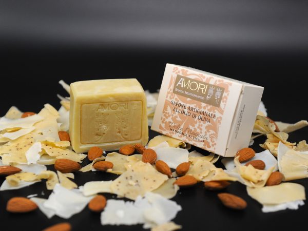 DOLCE MENNULA  Sapone artigianale all'olio di oliva al profumo di mandorla di Sicilia.